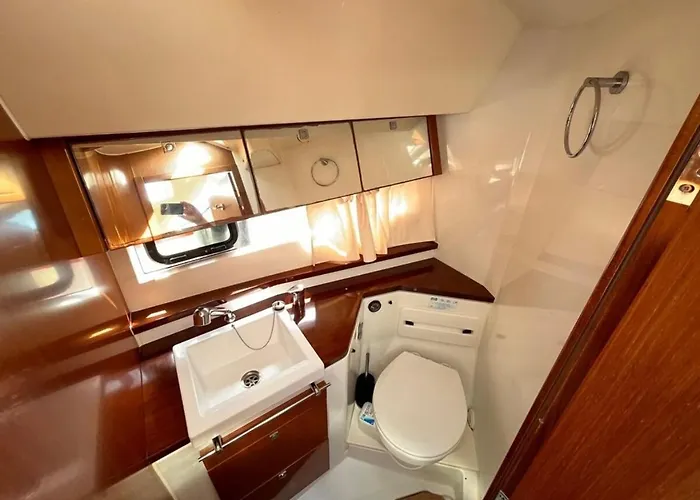 Botel Nuit Inoubliable Sur Un Bateau Linge Et Menage Inclus La Rochelle (Charente-Maritime)